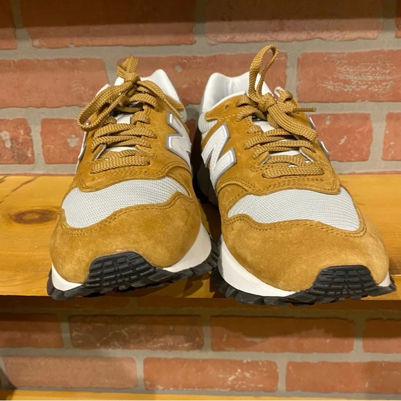 (New) New Balance Tan RC1300 Size 9.5